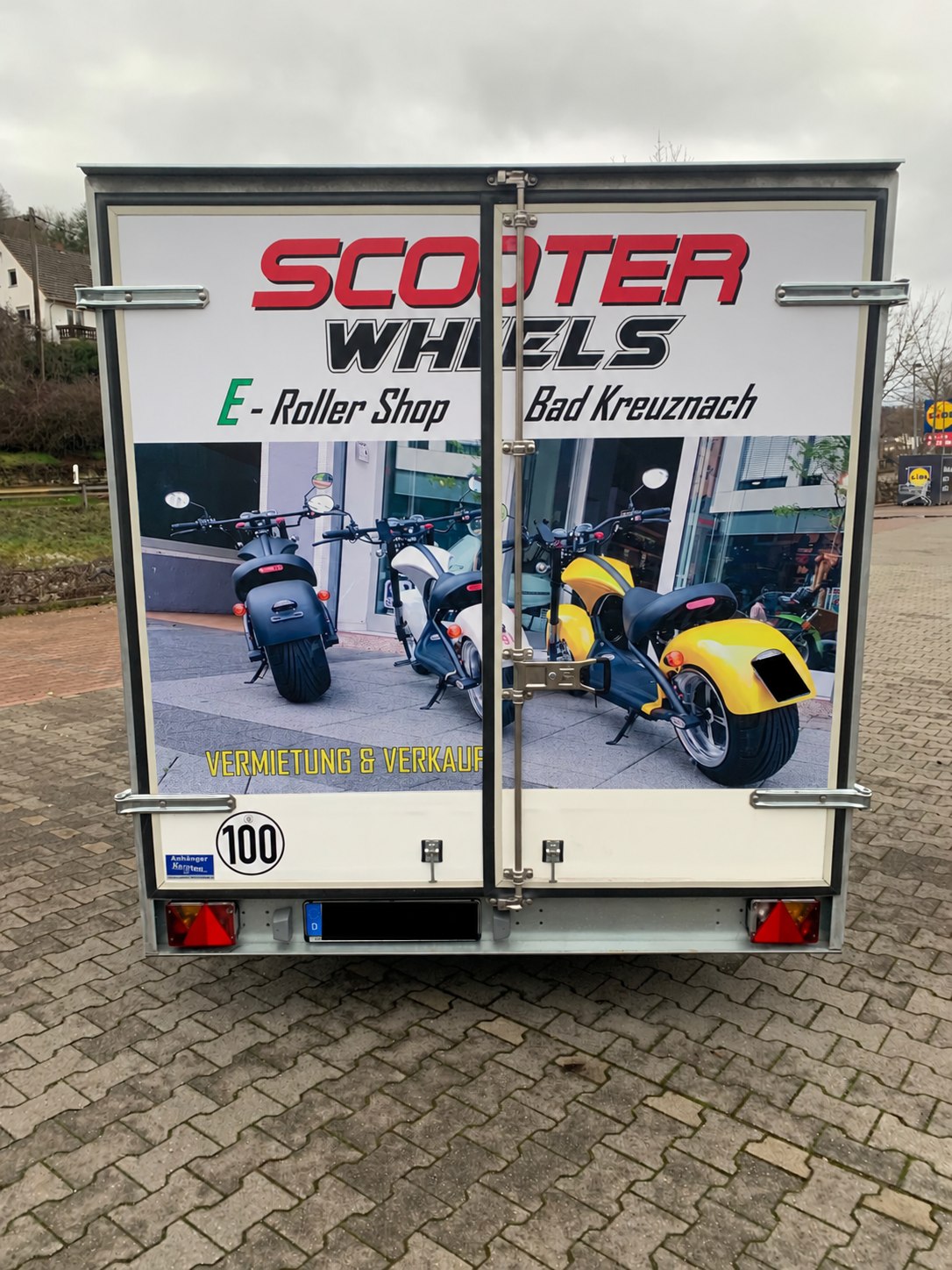 Scooter Wheels – Werbung auf den Hecktüren des Kofferanhängers