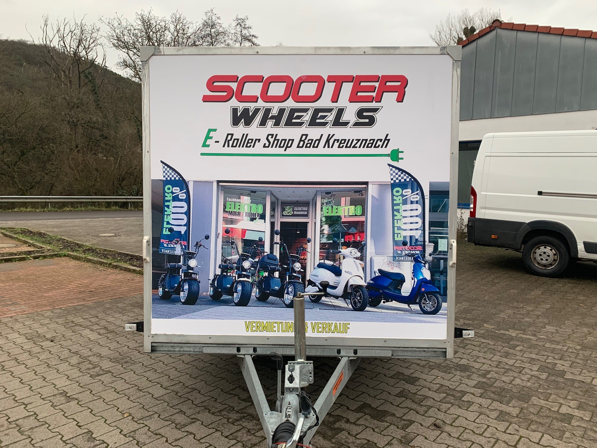 Scooter Wheels – Frontansicht des beschrifteten Kofferanhängers