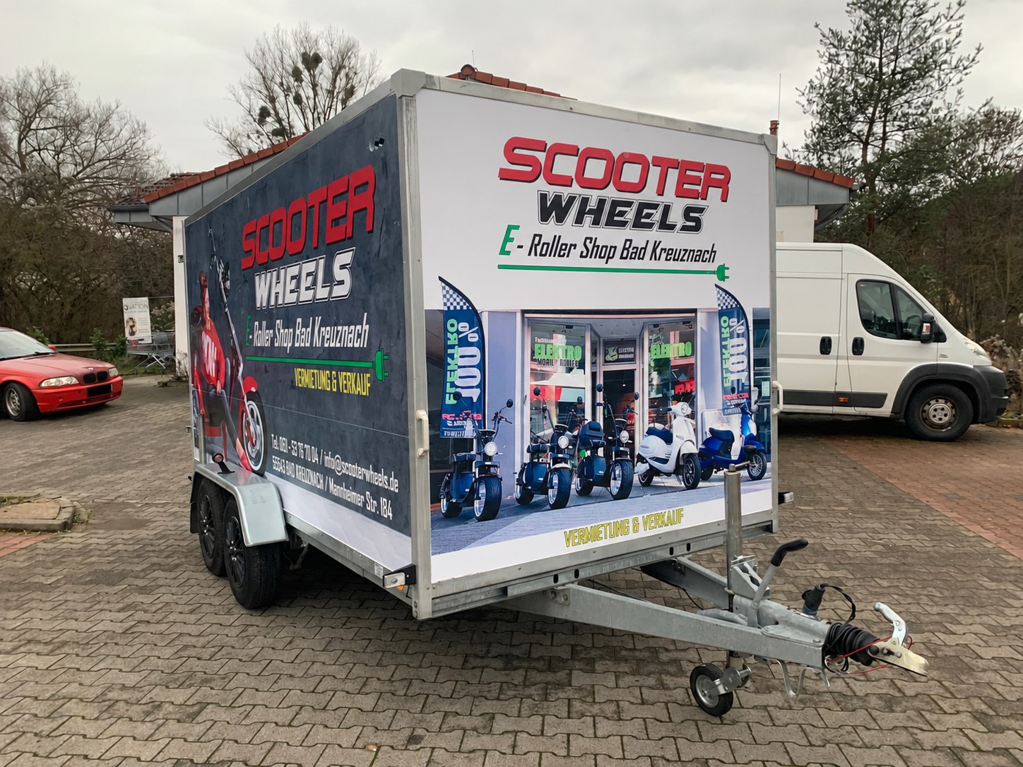 Scooter Wheels – Kofferanhänger mit abgestimmter Gestaltung auf mehreren Seiten