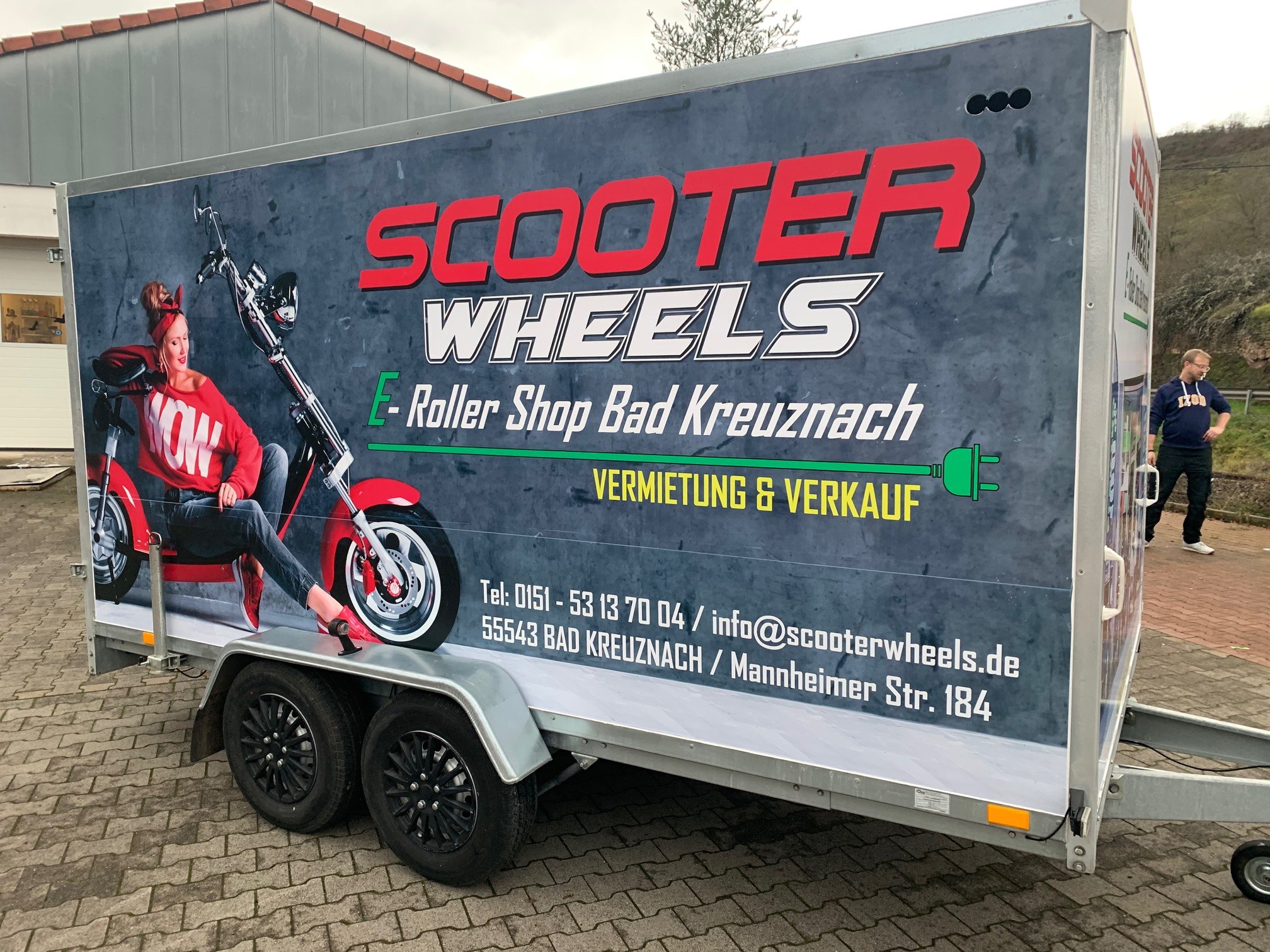 Scooter Wheels – Seitenansicht mit Logo, Bildmotiv und Kontaktangaben