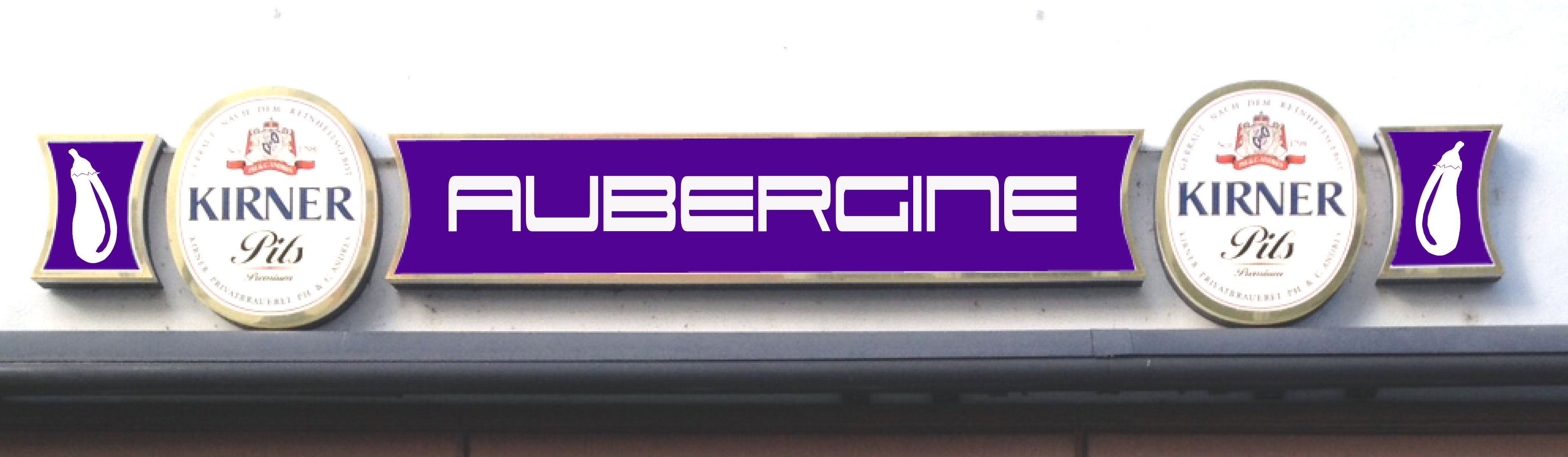 Aubergine – Werbeanlage über dem Eingang