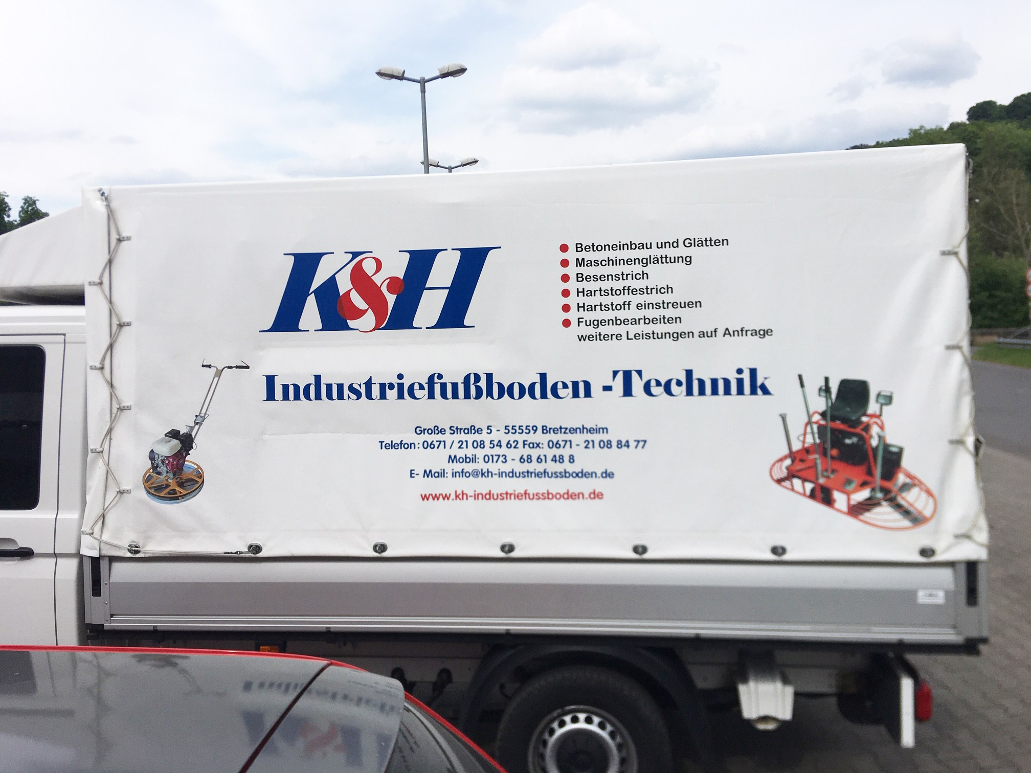 K&H – Beschriftung auf dem Planenaufbau eines Nutzfahrzeugs