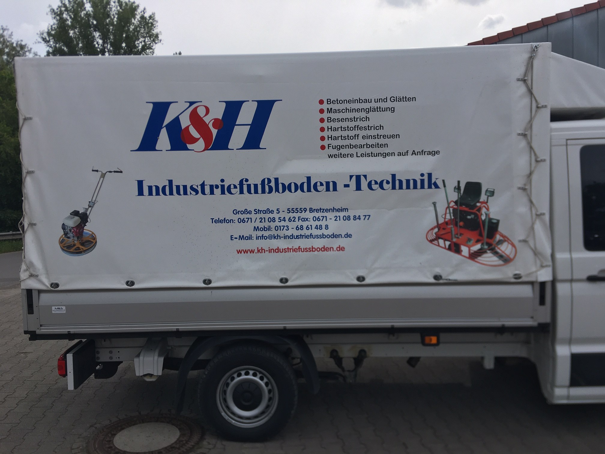 K&H – Seitenplane mit Firmenauftritt und Maschinenmotiven