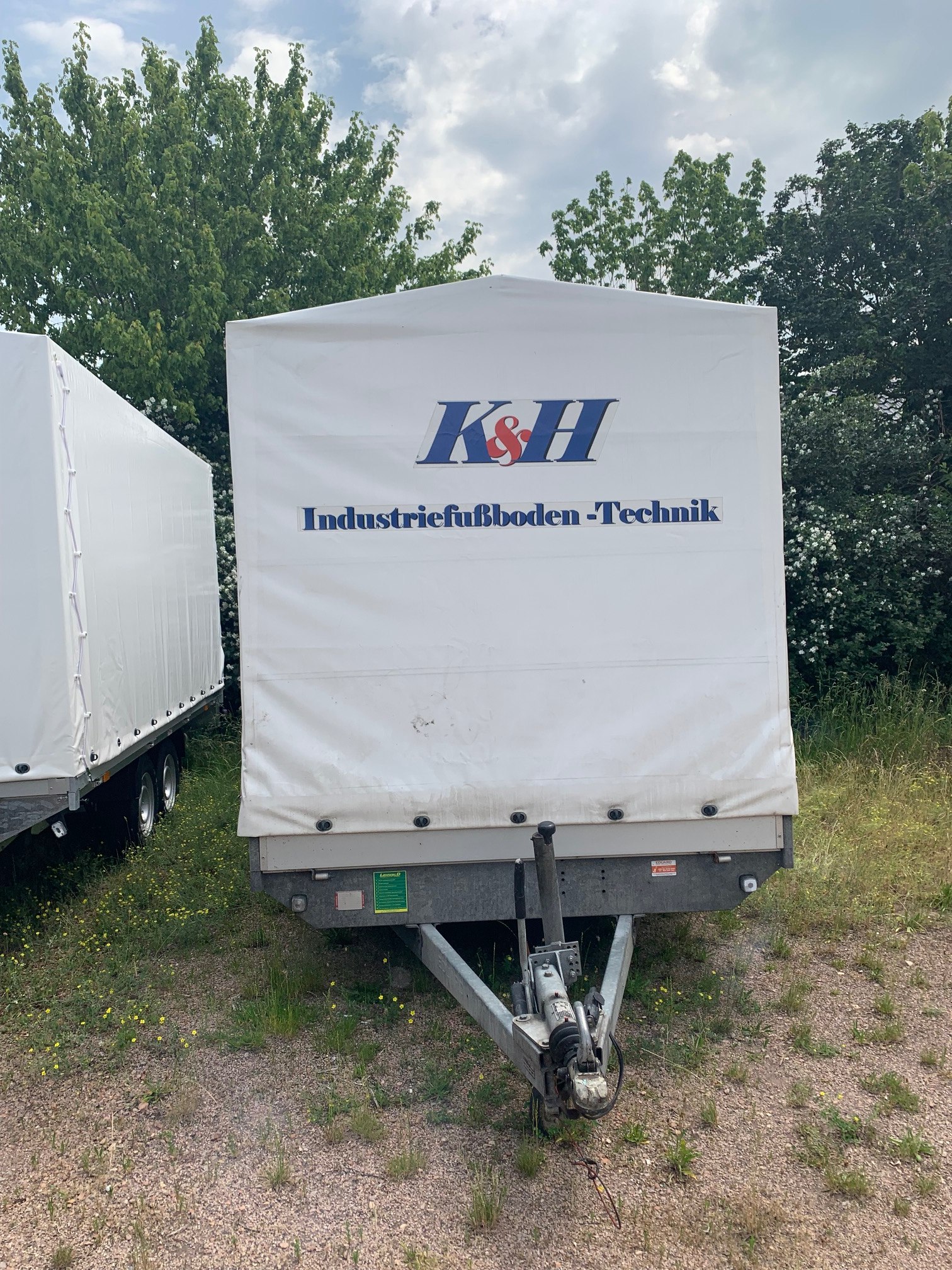 K&H – Firmenlogo auf der Stirnplane des Anhängers