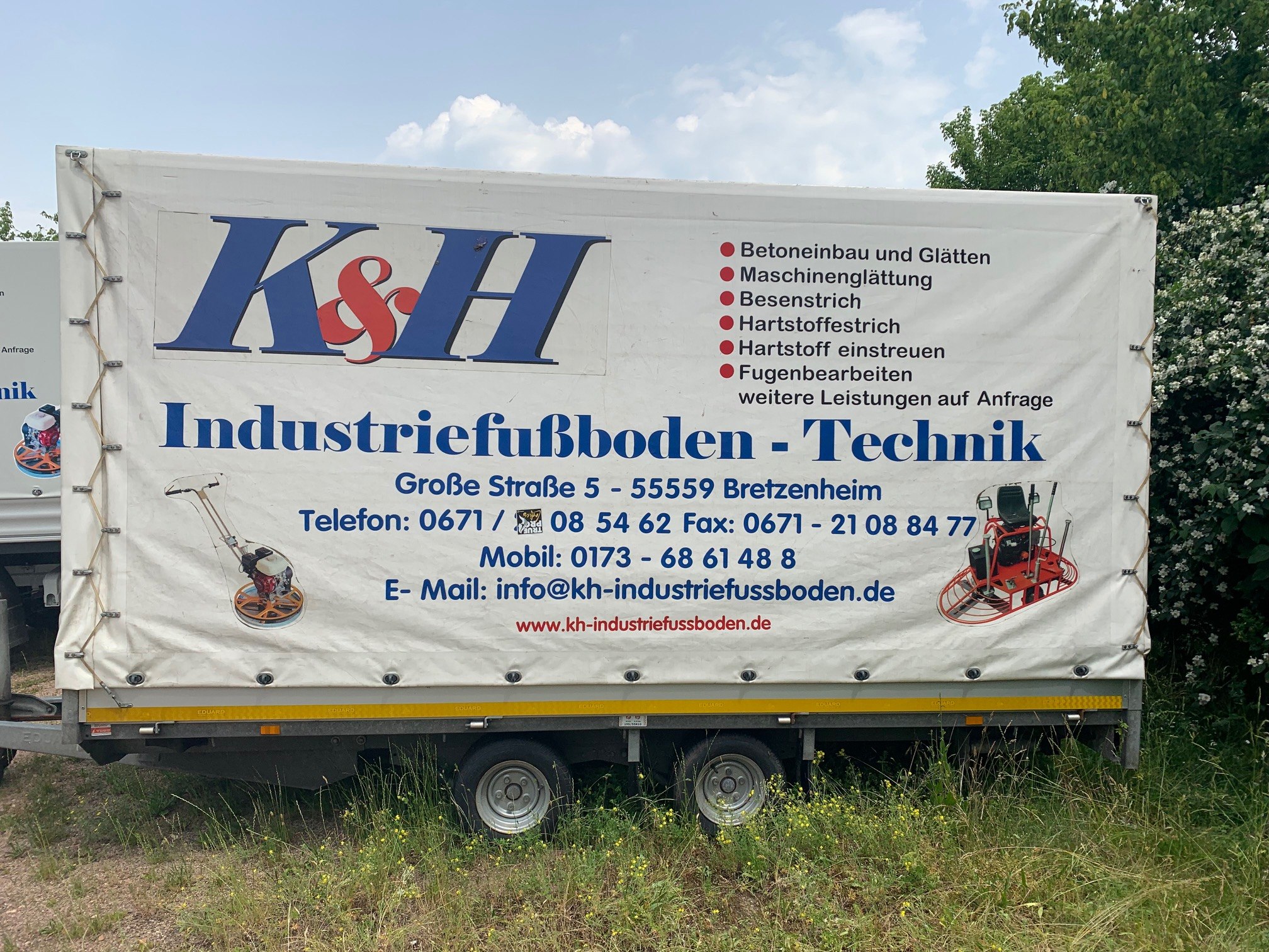 K&H – Planenanhänger mit Logo, Leistungsübersicht und Kontaktangaben