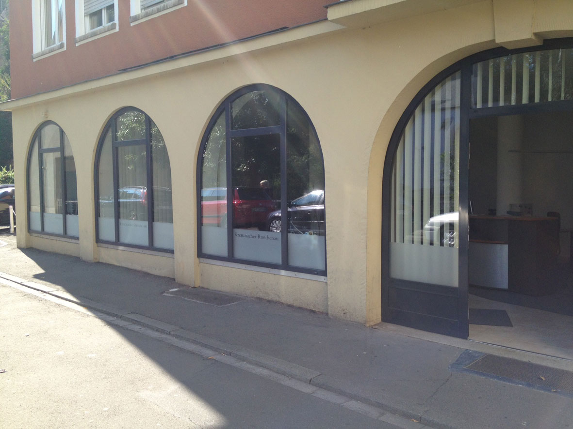 Kreuznacher Rundschau – Fensterfront und Eingangsbereich